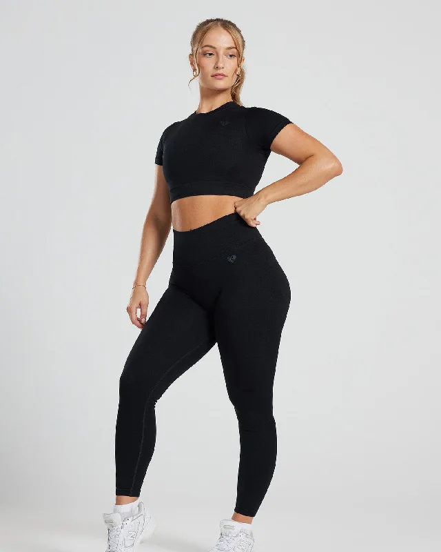 Motion Seamless Short Sleeve Crop Top | Black